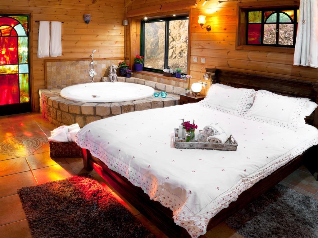First Light Cabins Amirim Habitación foto
